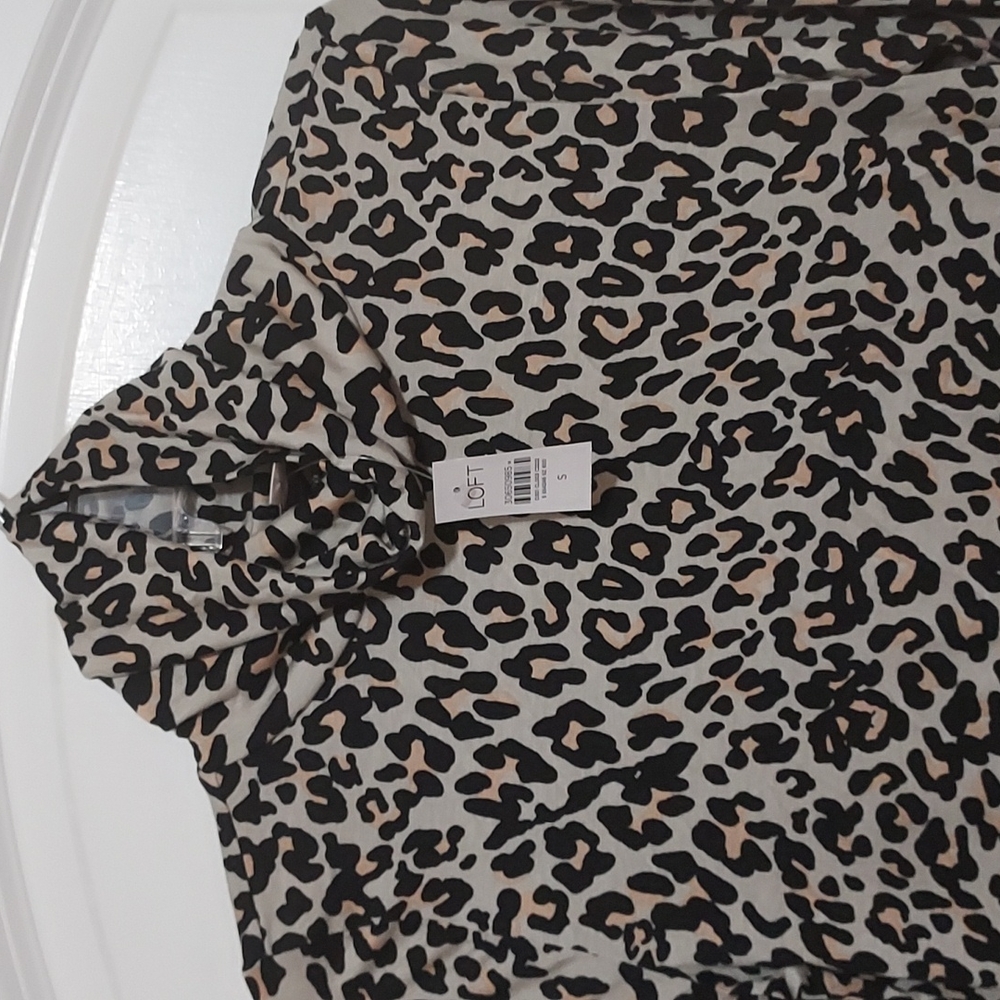 🎁 4/$20 NWT-Loft Turtle neck Leopard print top - Picture 3 of 3